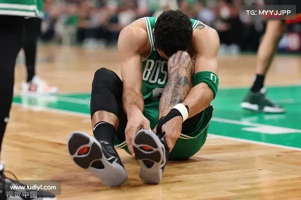 塔图姆 90 度崴脚仍坚持罚球 全场高呼 MVP 小萨垫脚致歉 塔图姆 90 度崴脚仍坚持罚球 全场高呼 MVP 小萨垫脚致歉